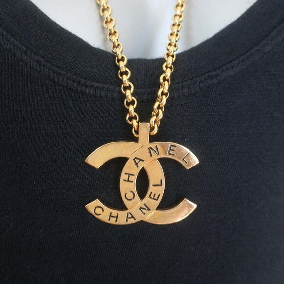 Vintage Chanel 98P Interlocking CC Logo Necklace Gold - Picture 2 of 6